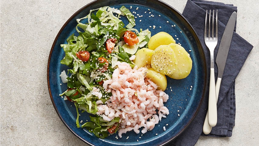 NEJ_850x478_sproed-salat-med-rejer-og-dilddressing-maaltidskasse-uge-17-slank-466%20kcal-98002615